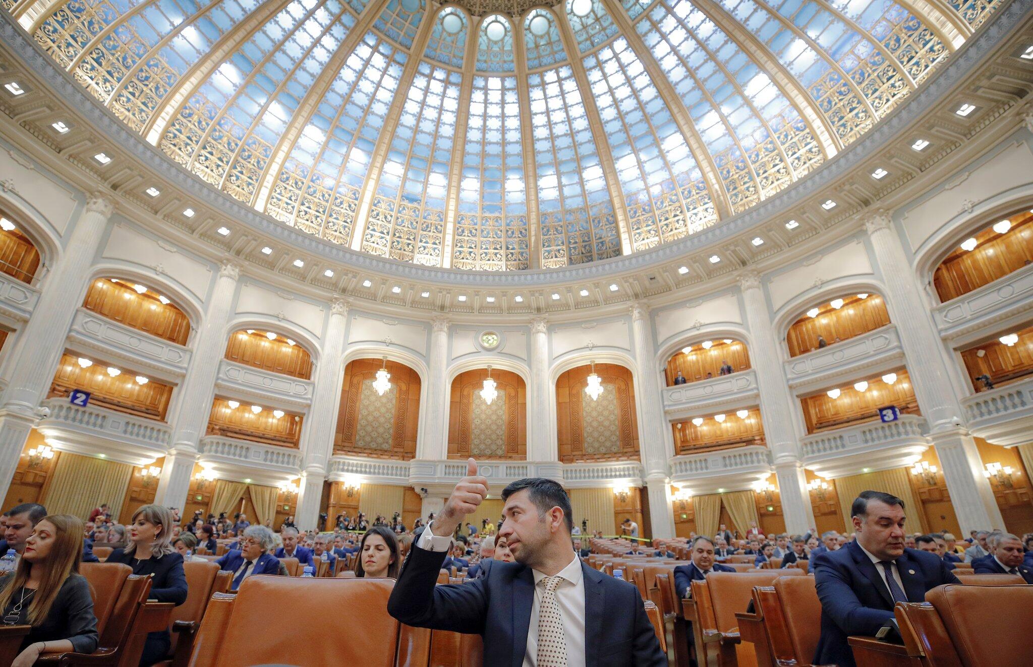 Правительство государства z. Парламент Румынии зал. Парламент королевства Румыния. Парламент Румынии внутри. Здание парламента в Румынии внутри.