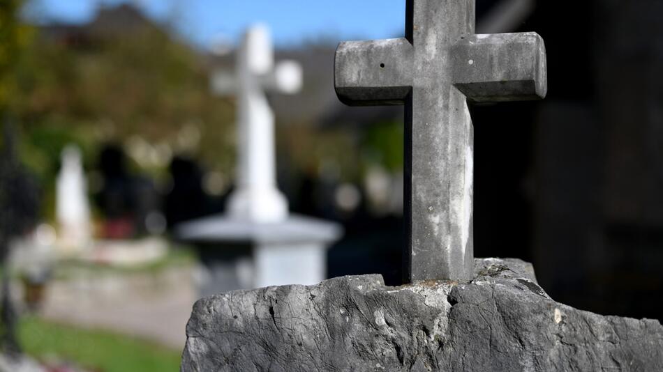 Betagte Wienerin wurde bei Friedhofsbesuch zum Verbrechensopfer