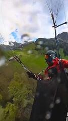 Dramatischer Sturz in den Alpen: Paraglider legt Bruchlandung im Wald hin
