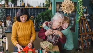 Ein Junge umarmt seine Großmutter