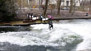 Eisbachwelle in München zwischen Kultstatus und Sicherheitsdebatte