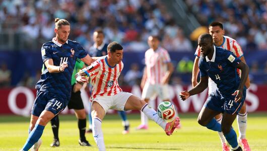 Miguel Almiron von Paraguay spielt den Ball.