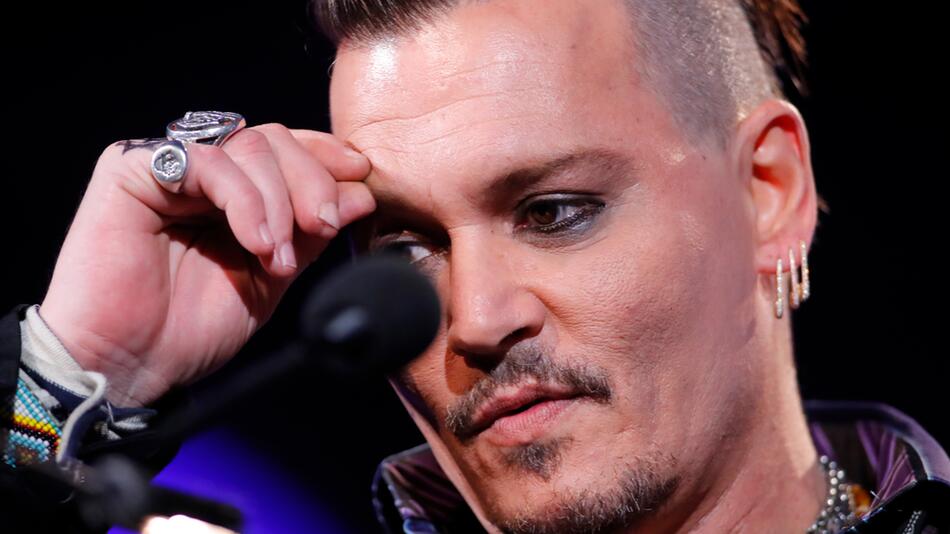 Johnny Depp, Finger, Spiegel