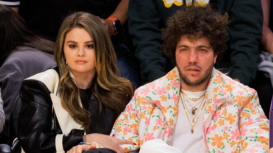 Selena Gomez und Benny Blanco fieberten im Januar 2024 beim Basketball-Match der Los Angeles ...