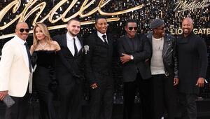 La Toya stellte sich mit ihren Verwandten für ein fröhliches Familienbild auf.