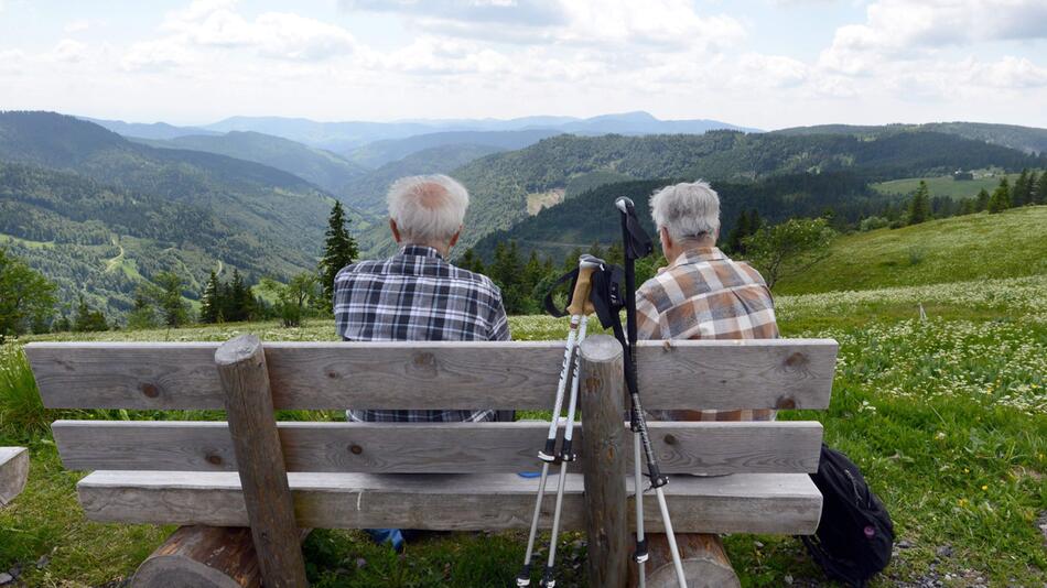 Zwei ältere Männer sitzen auf einer Bank