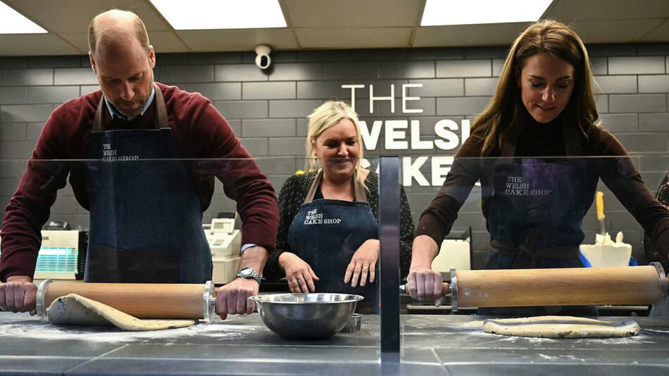 Prinz William und Prinzessin Kate beim Kuchenbacken.