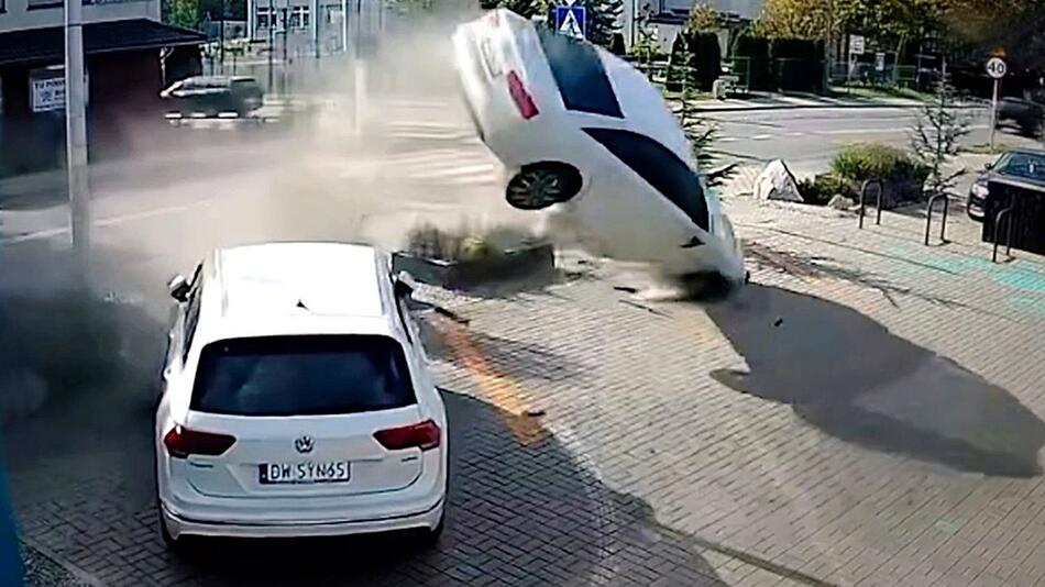 Wie im Film: Auto schießt durch die Luft und „parkt“ vor Restaurant