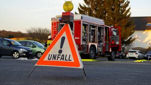 Warnschild mit der Aufschrift „Unfall“ und gelber Warnleuchte, im Hintergrund ein geöffnetes ...