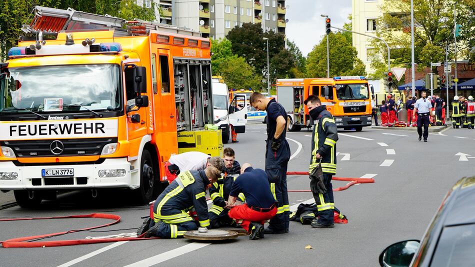 Junger Mann steckt in engem Abwasserrohr fest