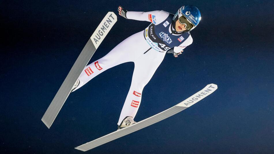 Österreichs Eva Pinkelnig springt während des Weltcups in Trondheim zu Tal