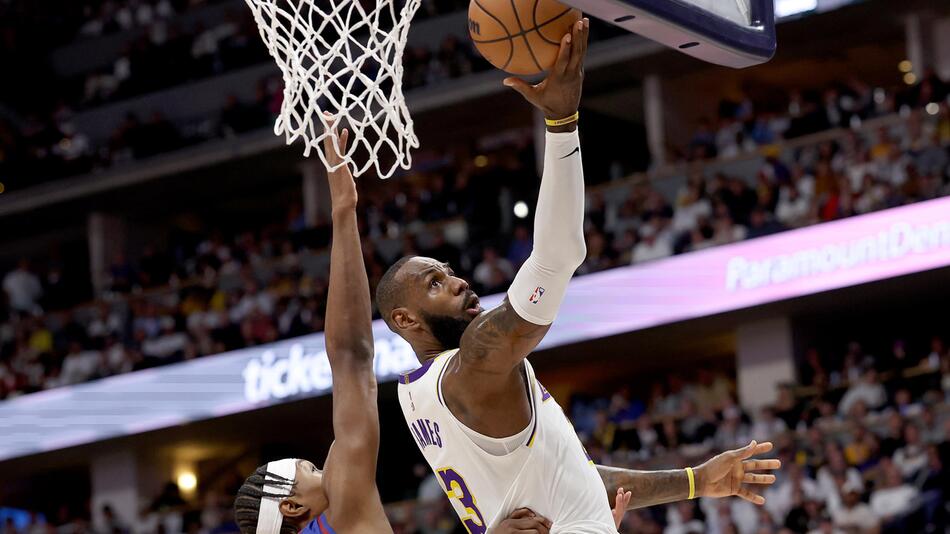 Lakers-Star LeBron James steigt gegen Denvers Peyton Watson zum Korb hoch