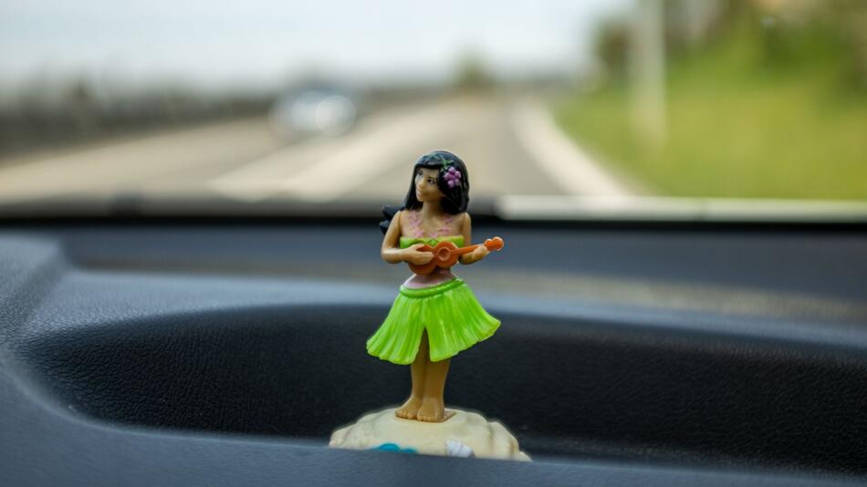 Eine Hula-Figur steht auf dem Armaturenbrett eines Autos