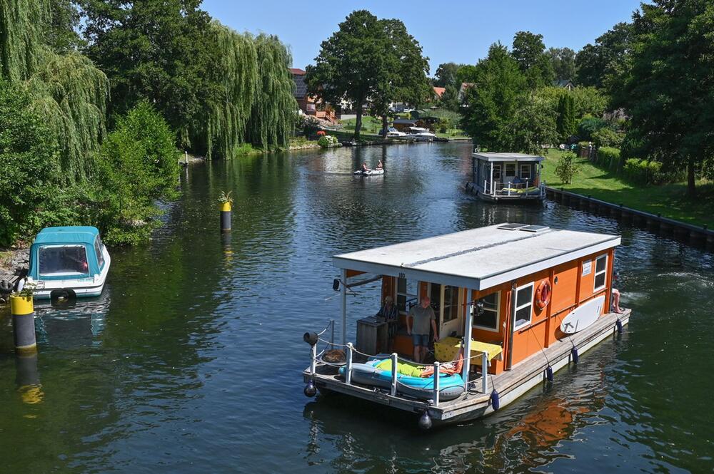 Hausboote vor der Schleuse Wendisch Rietz in Brandenburg