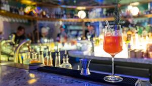 Ein Cocktail steht auf dem Tresen einer Bar in Berlin