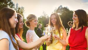 Braut mit Hochzeitsgästen