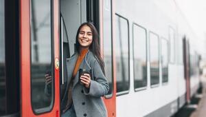 Glückliche Frau steigt in die Bahn