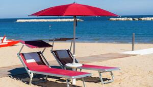 Strandliegen mit Sonnenschirm