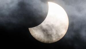 Partielle Sonnenfinsternis ist zwischen Wolken