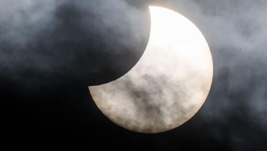 Partielle Sonnenfinsternis ist zwischen Wolken