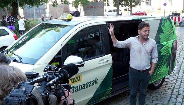 Wahlkampf: Grünen-Chef wird zum Taxifahrer