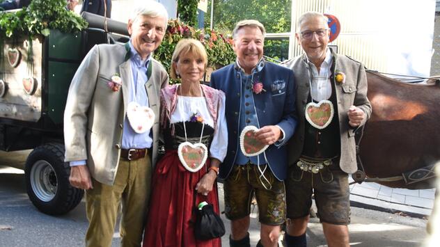 Uschi Glas hat sich den diesjährigen Wiesn-Anstich mit Bekannten nicht entgehen lassen.