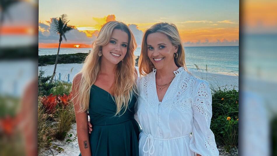 Ava und Reese Witherspoon vor einer traumhaften Strandkulisse