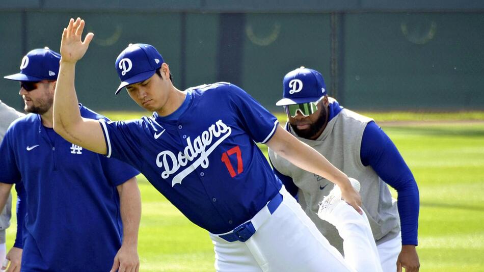 Shohei Ohtani von den Los Angeles Dodgers wärmt sich auf