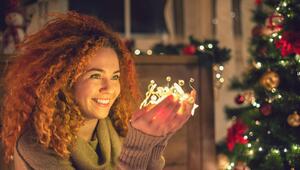 Frau freut sich an Weihnachten