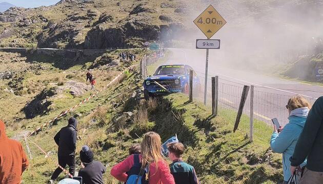 Rallyefahrer verliert Kontrolle – Zuschauer fliehen in letzter Sekunde