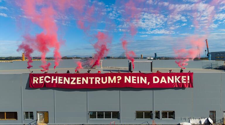 Sonntägliche Rauchfackeln, Transparente