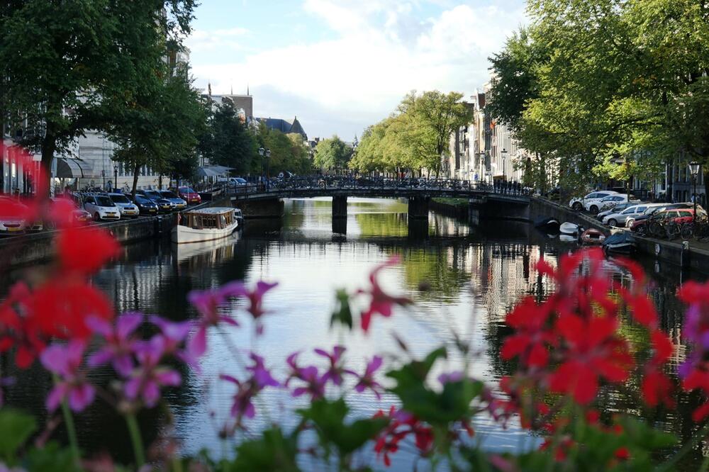 Gracht mit Booten in Amsterdam