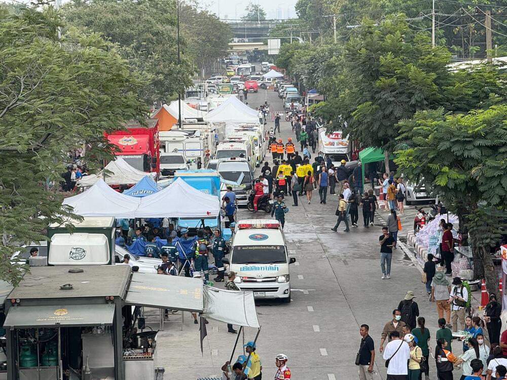 Zelte in einer Straße nach Erdbeben in Thailand