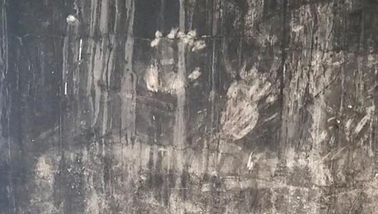 Handabdrücke im Grenfell Tower