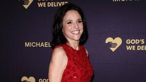 Julia Louis-Dreyfus zeigte sich in New York im roten Abendkleid und mit bester Laune.