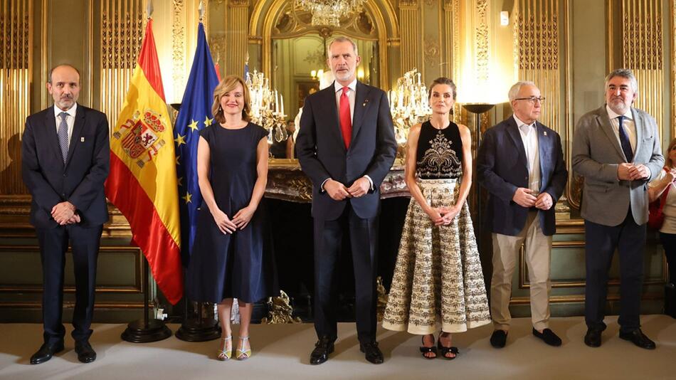 König Felipe VI. nebst seiner Gattin Letizia (r.) in der spanischen Botschaft in Paris.