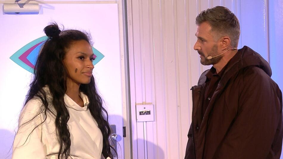 Cecilia Asoro mit Moderator Jochen Schropp bei "Promi Big Brother".