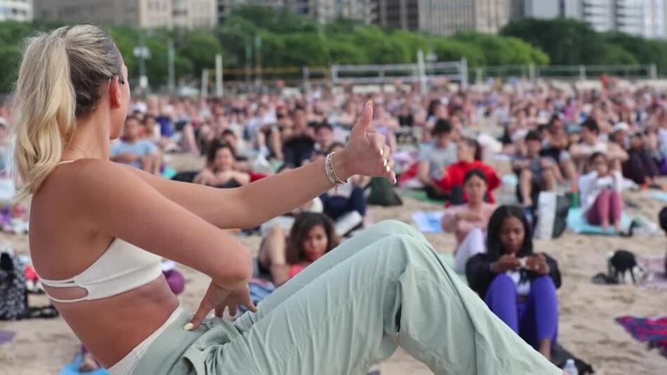 Tausende strömen zu kostenlosem Pilates-Kurs an Strand in Chicago