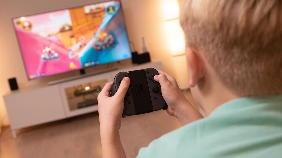 Ein Junge spielt auf einer Spielekonsole