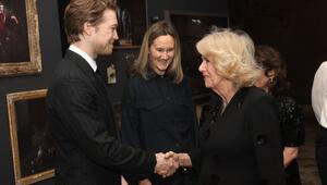 Königin Camilla hat den Schauspieler Joe Alwyn bei einem "Hamnet"-Screening kennengelernt.