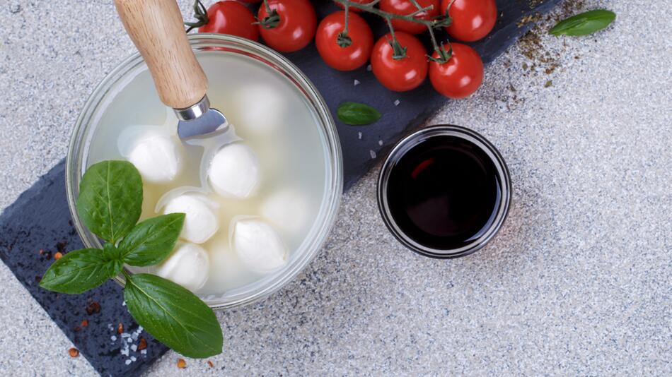 KORREKTUR! Praktisch beim Grillen: Mozzarella-Wasser für das Salatdressing verwenden