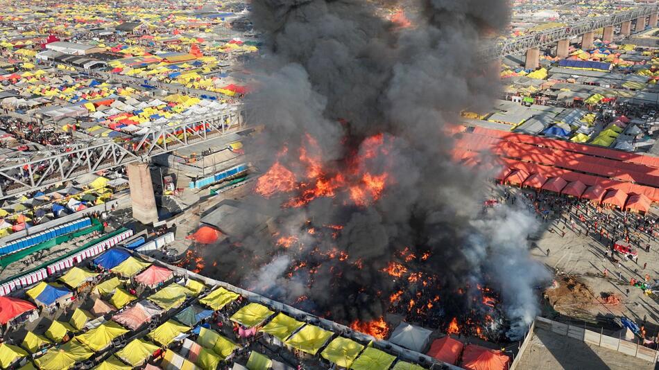 Feuer beim Maha Kumbh Festival