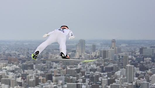 Jan Hörl sprang vor der Kulisse Sapporos zu Platz vier.