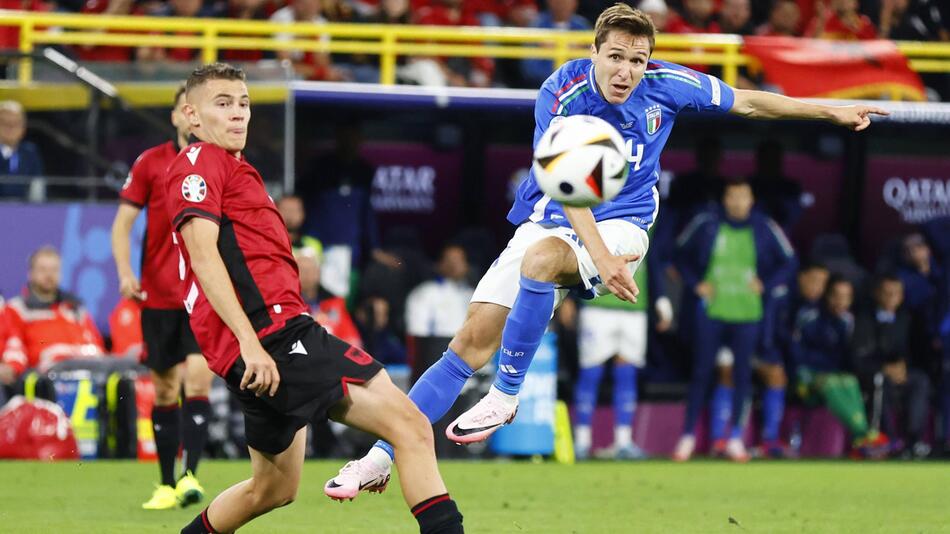 Italiens Federico Chiesa schießt auf das Tor der Albaner