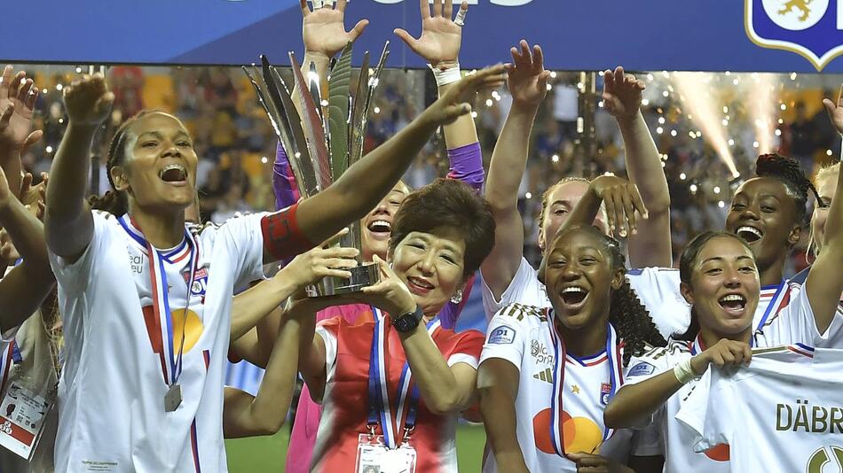 Michele Kang jubelt mit den Olympique-Lyon-Spielerinnen, die 2023 den französischen Pokal gewannen.