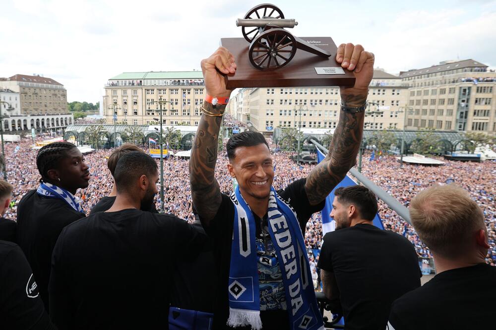 Davie Selke mit der Torjäger-Kanone