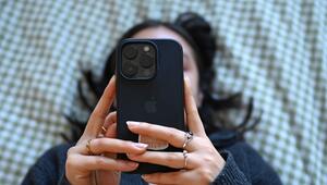 Junge Frau mit Smartphone