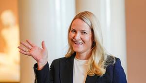 Mette-Marit mit Sauerstoffgerät bei offiziellem Termin