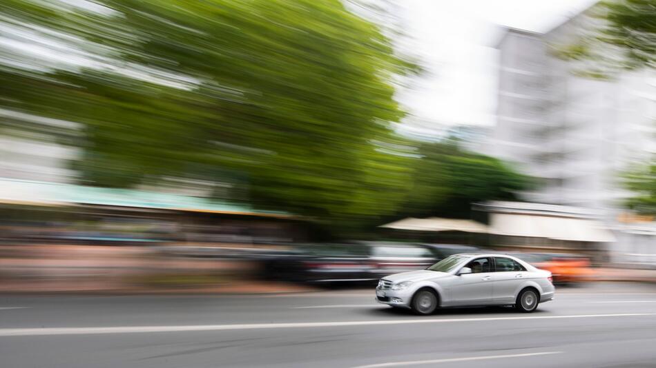 Auto fährt durch die Stadt
