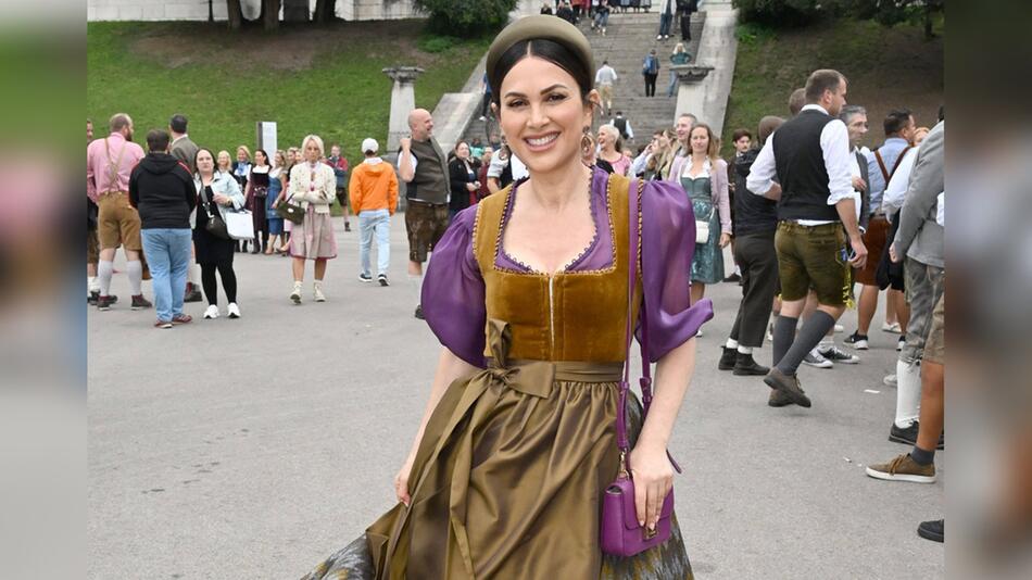 Viktoria Lauterbach hat für ihren Wiesn-Besuch zum Dirndl ein natürliches Make-up gewählt und ...